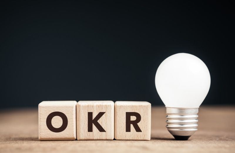 OKR blocks with light bulb